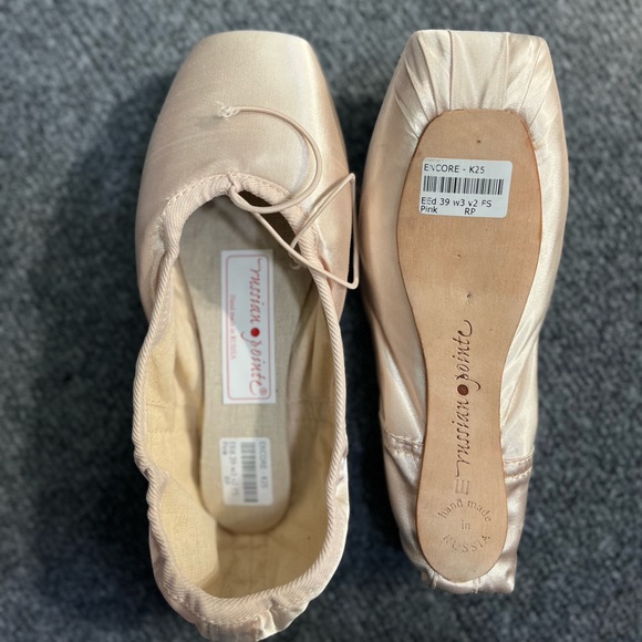 Russian Pointe “Encore” Pointe Shoe - Picture 1 of 5